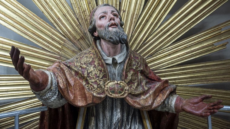 San Clemente, de Duque Cornejo, talla que remata la pieza y única que se conserva del anterior retablo de la parroquia