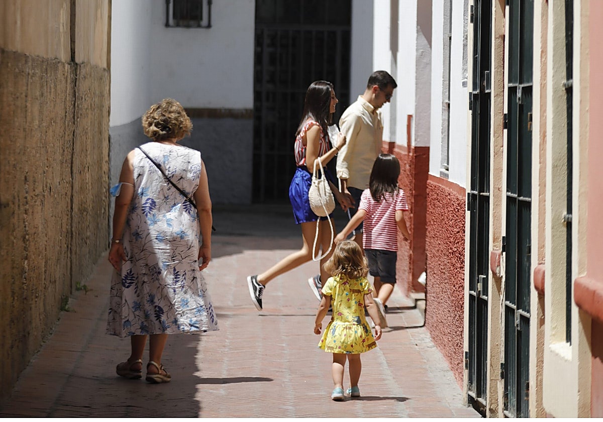 Unos turistas en una calle céntrica de la ciudad