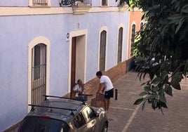 La emotiva despedida de un estudiante italiano de Erasmus en Sevilla a un músico callejero