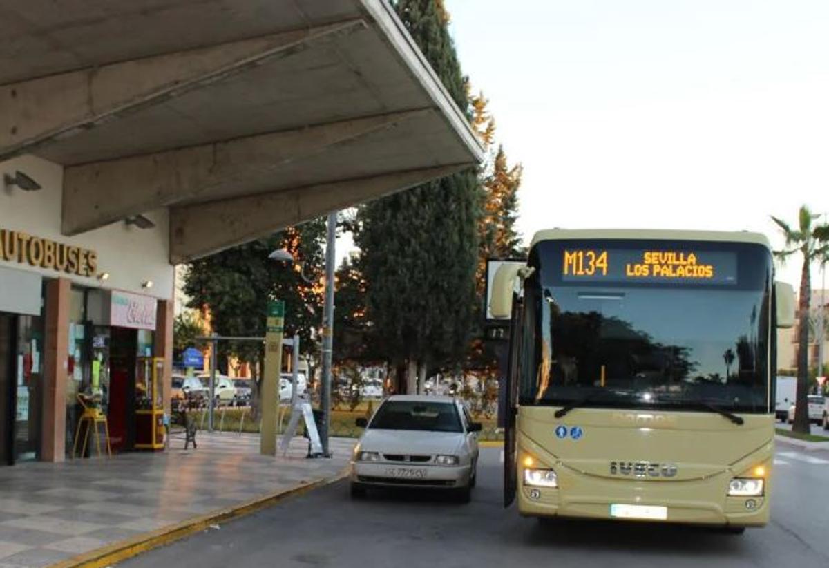 La empresa Damas gestiona la conexión en autobús entre Los Palacios y Sevilla