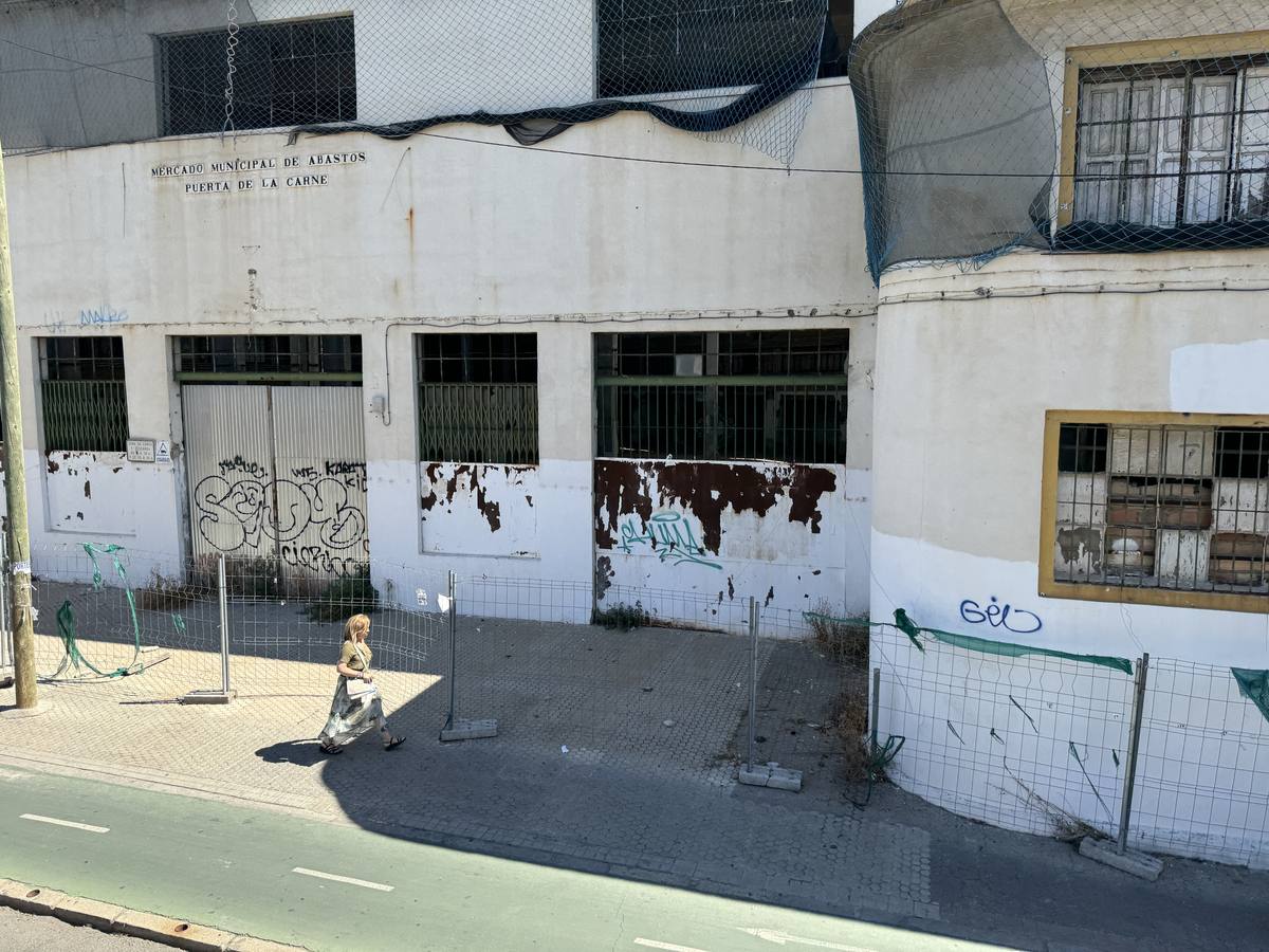 El edificio ofrece un estado de abandono y ruina que dista mucho de lo que fue en su día