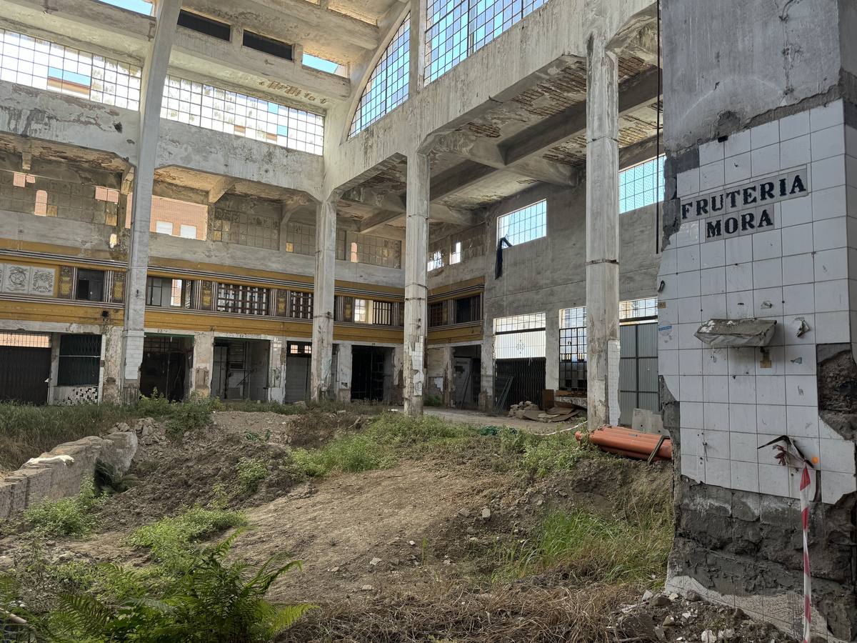El edificio ofrece un estado de abandono y ruina que dista mucho de lo que fue en su día