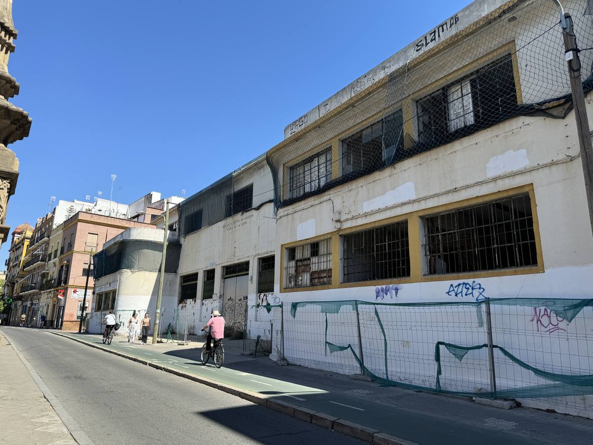 El edificio ofrece un estado de abandono y ruina que dista mucho de lo que fue en su día