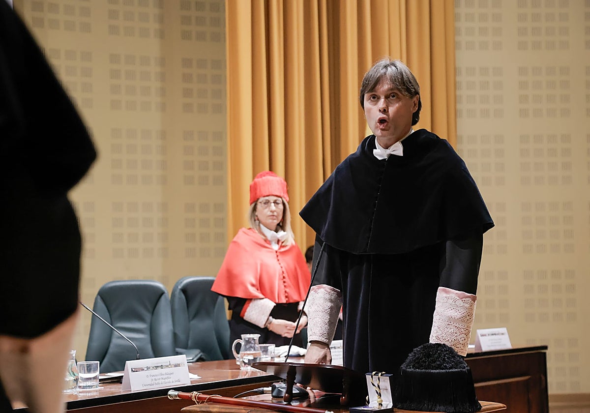 Francisco Oliva durante su toma de posesión como rector en la UPO