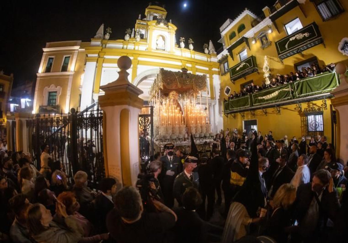 Hermandad de la Macarena durante su salida procesional de 2022