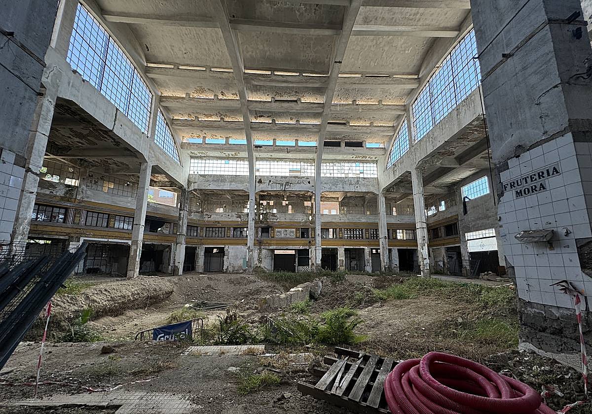 El edificio ofrece un estado de abandono y ruina que dista mucho de lo que fue en su día
