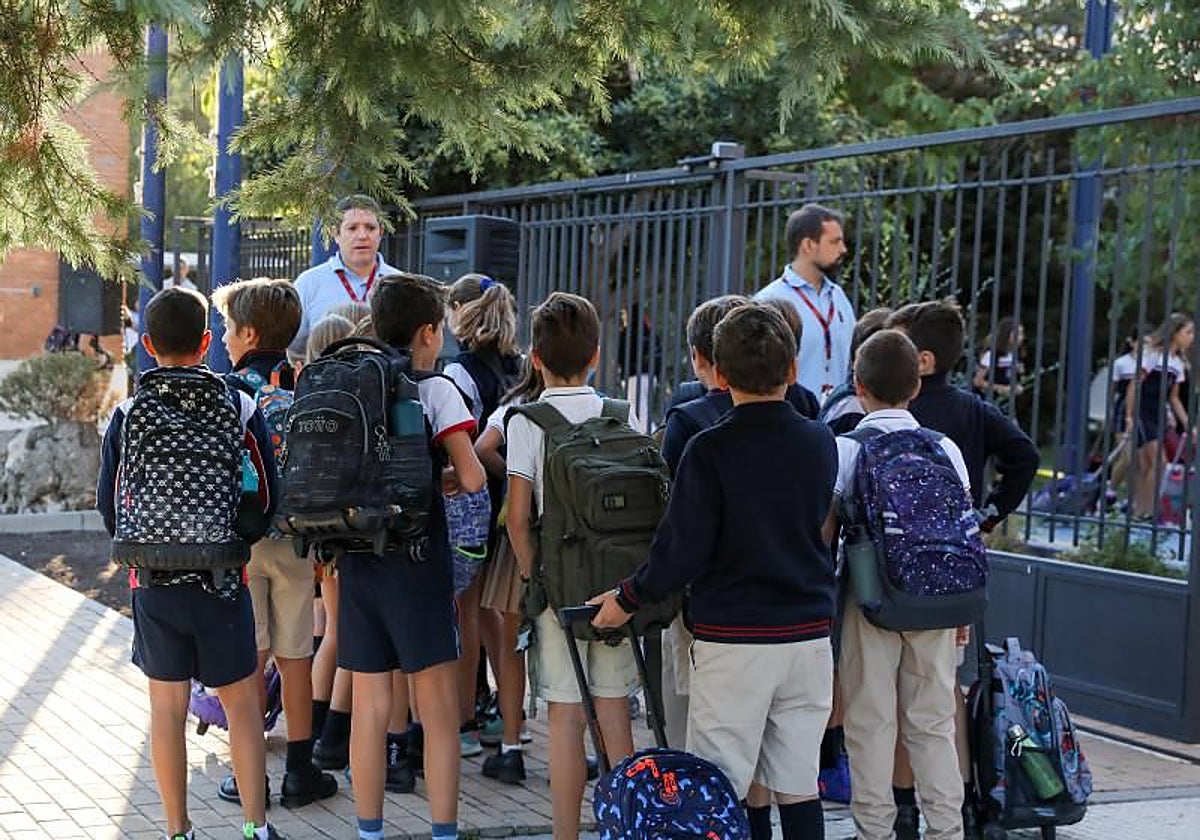 Imagen de archivo de niños a la salida del colegio