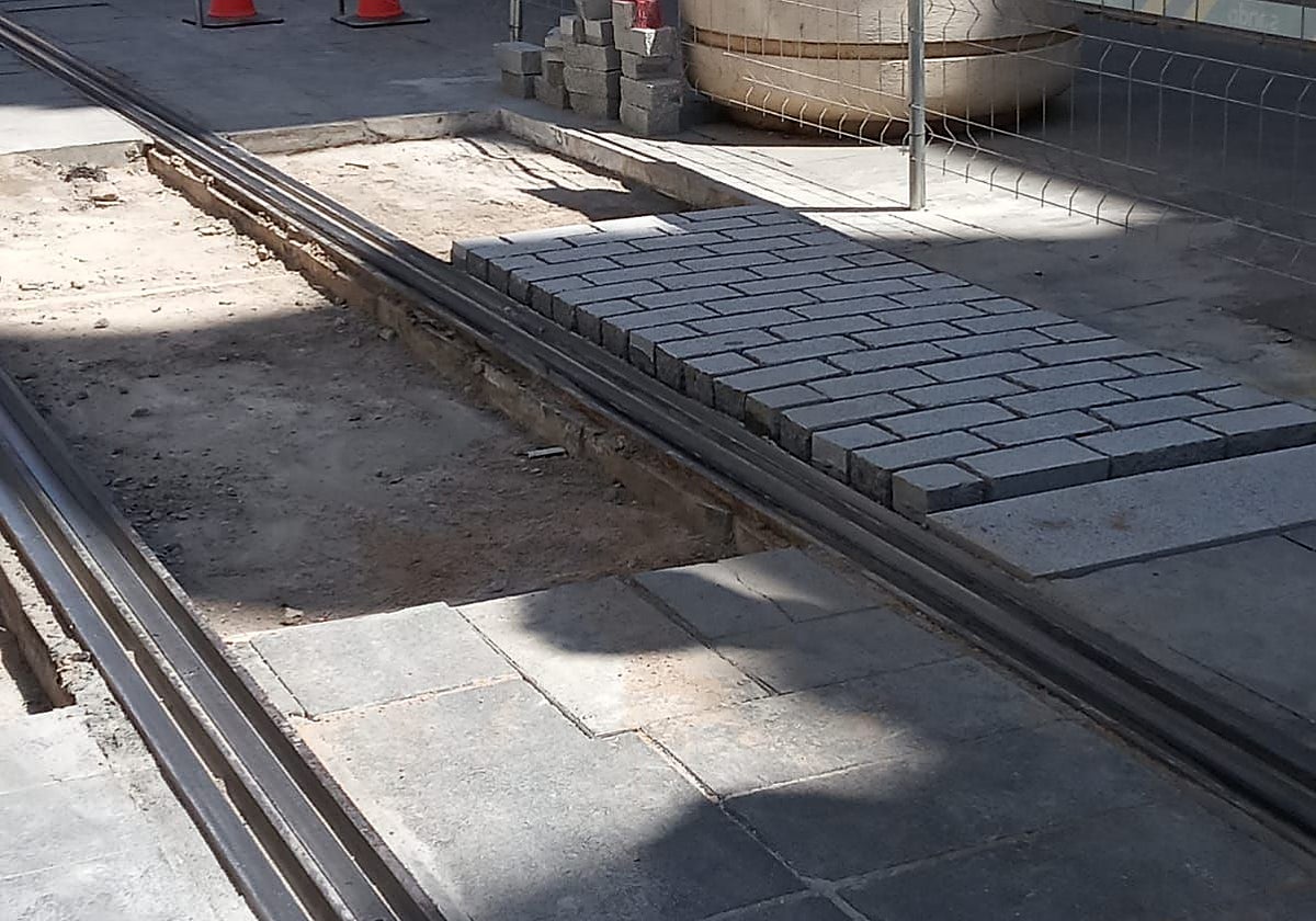 Imagen con el nuevo adoquín, recién instalado en contraposición al anterior pavimento