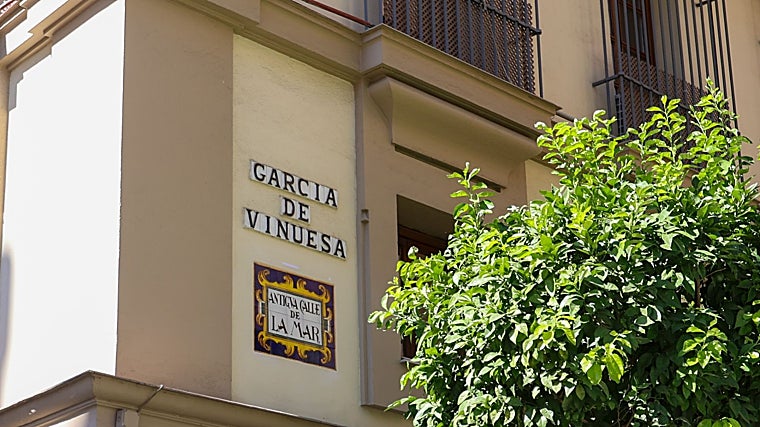 Detalle del azulejo que hace referencia a la antigua Calle Mar, junto al rótulo de García de Vinuesa