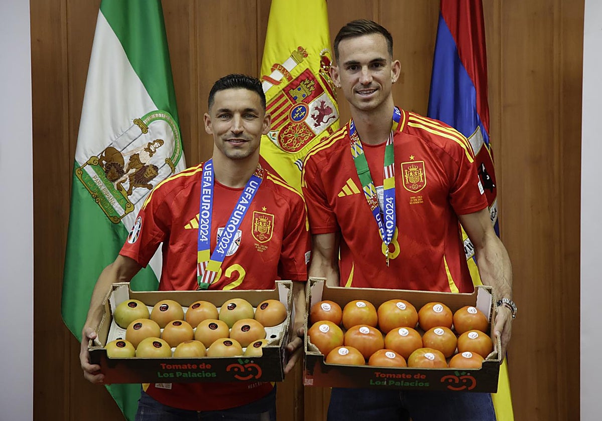 Navas y Fabián son homenajeados con su peso en tomates de Los Palacios