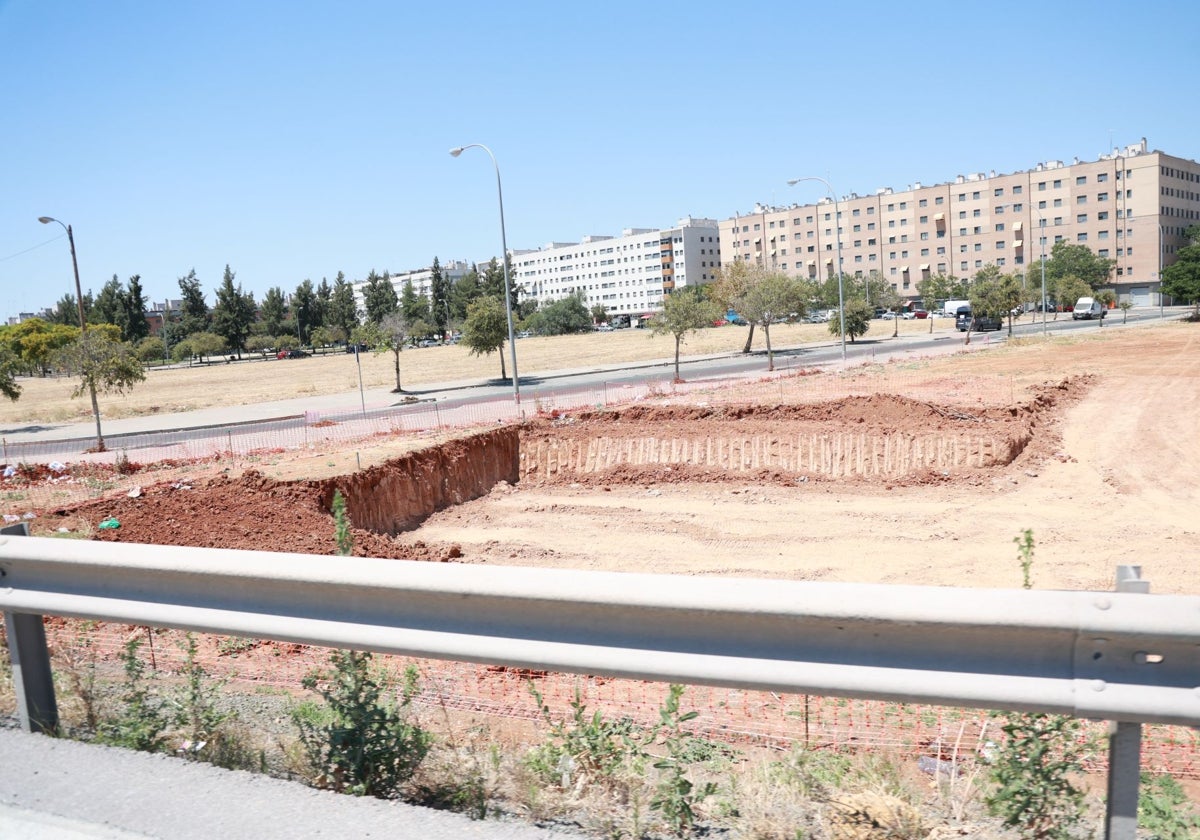 Obras de la línea 3 del metro de Sevilla junto a la calle Estrella Deneb en Pino Montano