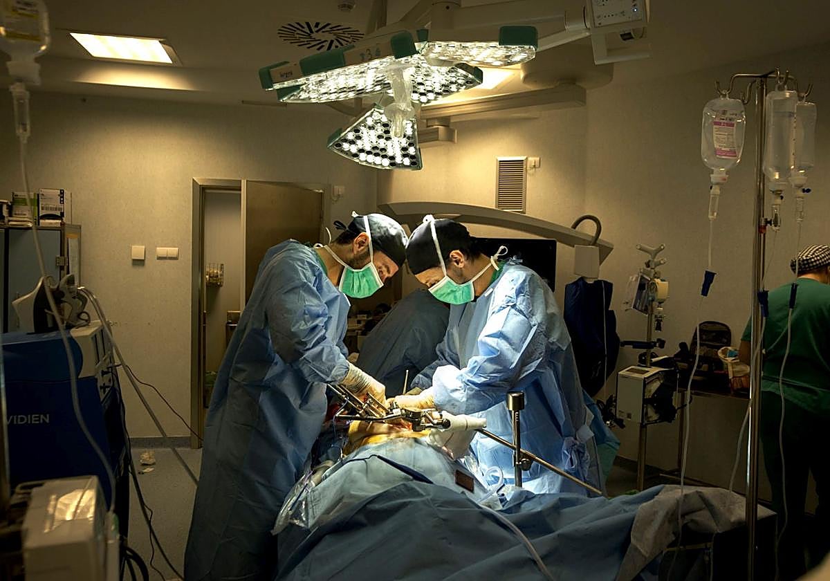 Los doctores Cañete y Segura, de Viamed, operando en un quirófano