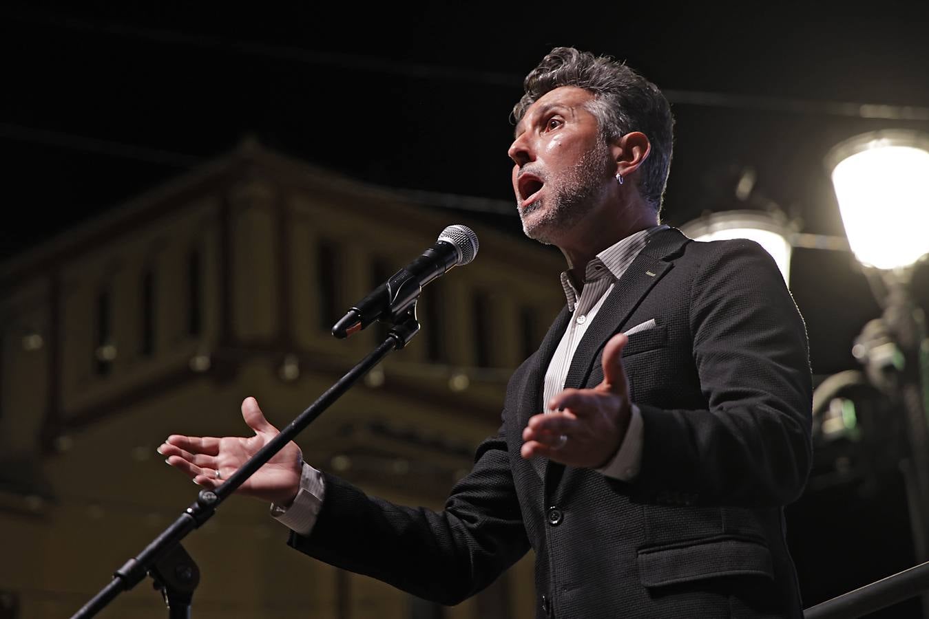 La calle Betis ya está encendida para celebrar su Velá tras el pregón de José Yélamo y la actuación de Silvia Pantoja y Arcángel
