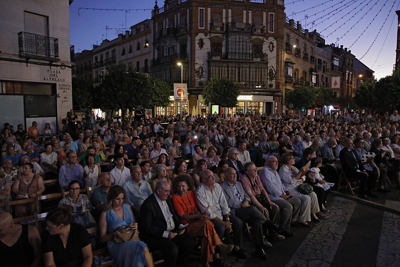 La calle Betis ya está encendida para celebrar su Velá tras el pregón de José Yélamo y la actuación de Silvia Pantoja y Arcángel