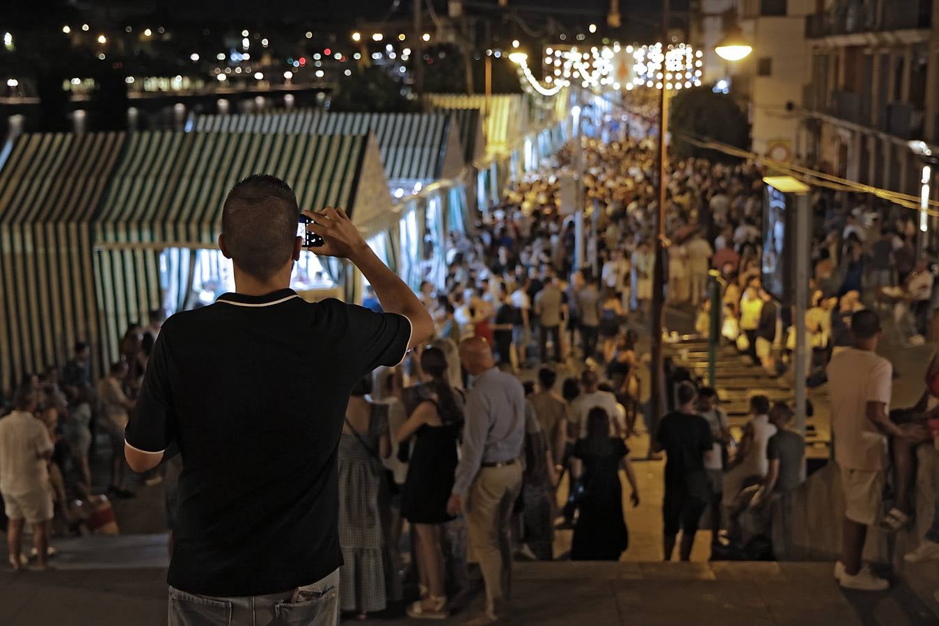 La calle Betis ya está encendida para celebrar su Velá tras el pregón de José Yélamo y la actuación de Silvia Pantoja y Arcángel