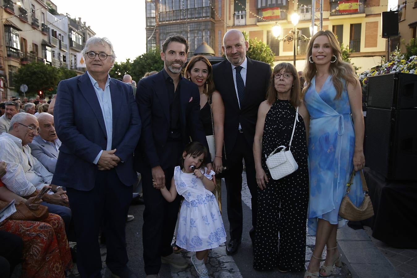 La calle Betis ya está encendida para celebrar su Velá tras el pregón de José Yélamo y la actuación de Silvia Pantoja y Arcángel