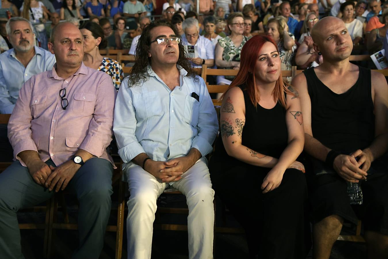 La calle Betis ya está encendida para celebrar su Velá tras el pregón de José Yélamo y la actuación de Silvia Pantoja y Arcángel