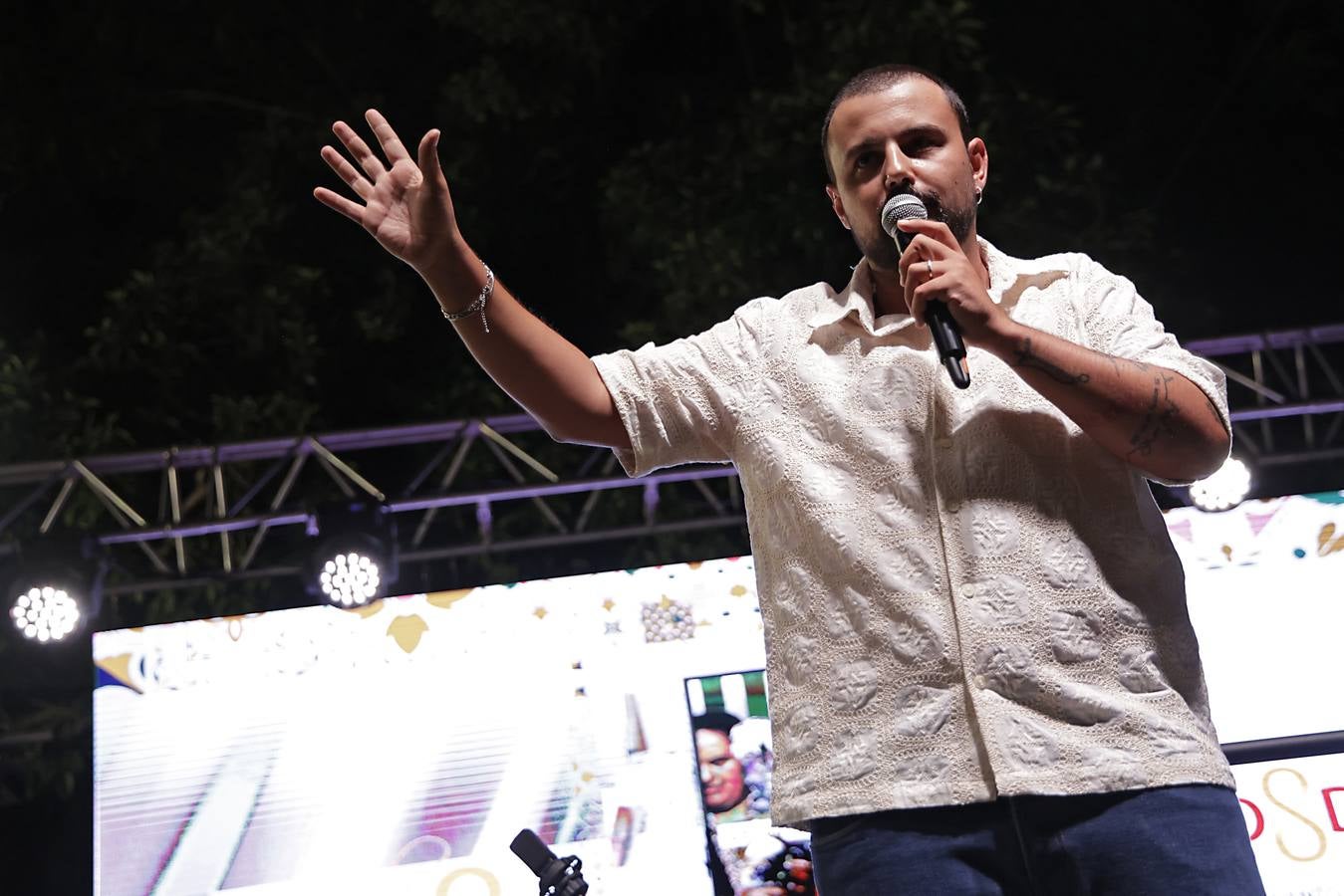 La calle Betis ya está encendida para celebrar su Velá tras el pregón de José Yélamo y la actuación de Silvia Pantoja y Arcángel