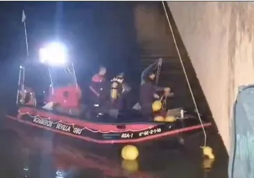 Muere un joven tras tirarse al río desde el puente de la Barqueta en Sevilla