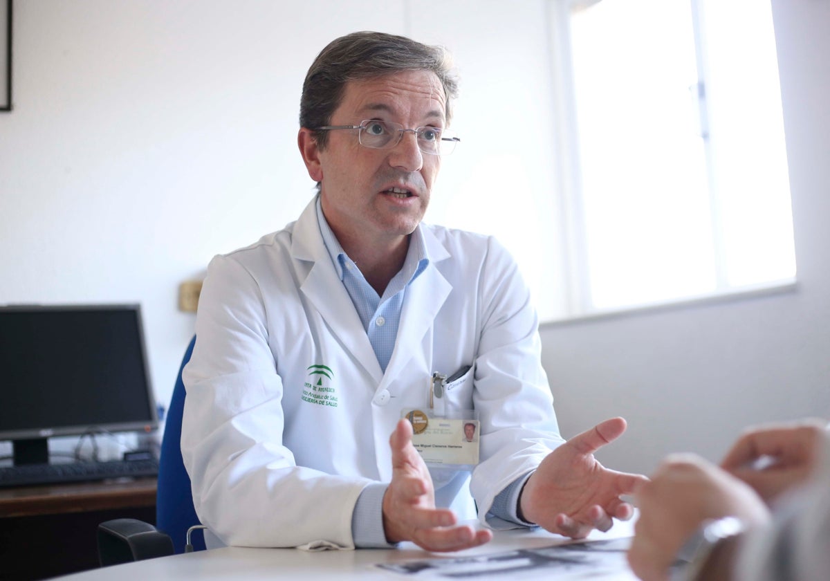 José Miguel Cisneros en su consulta del Virgen del Rocío