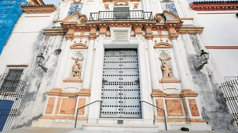 Detalle de la fachada de la iglesia de la Caridad, donde se aprecian las manchas de humedad