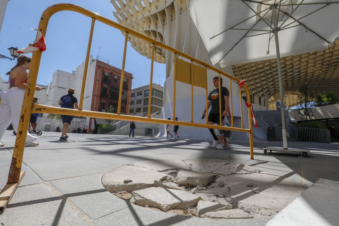 Estado de la calle tras la actuación de Urbanismo para eliminar los montículos