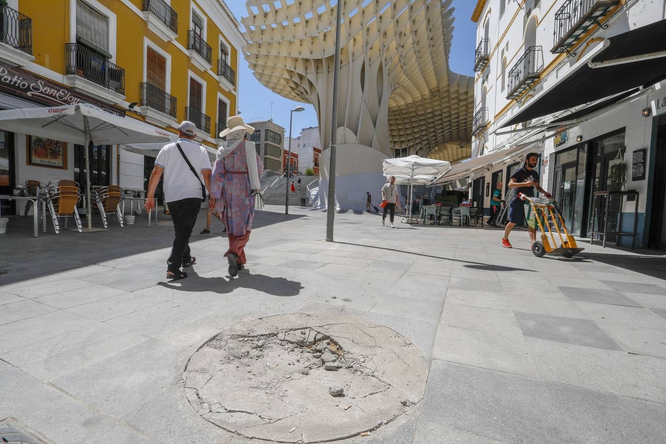 Estado de la calle tras la actuación de Urbanismo para eliminar los montículos