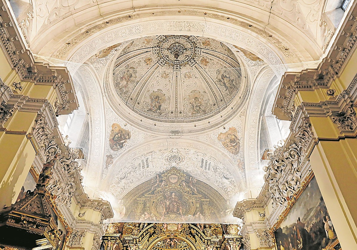 Red situada bajoi la cúpula de la iglesia de San Jorge, que cuenta con frescos de Valdés Leal
