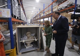 Así están almacenadas piezas como el busto de Adriano en un antiguo secadero de tabaco a la espera de la reapertura del  Arqueológico