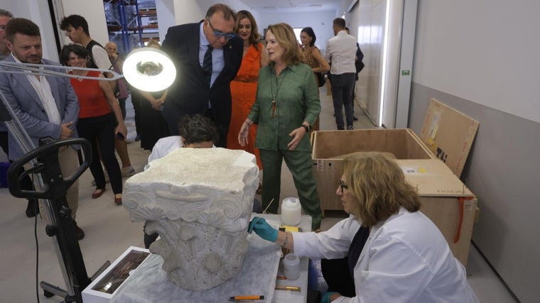 Una técnico del Museo Arqueológico de Sevilla restaura un capitel corintio procedente de Itálica