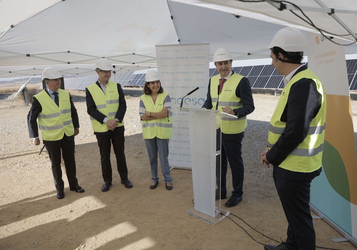 El director de Endesa en Andalucía y la consejera de Empleo junto a responsables del proyecto en el acto de inauguración de la planta