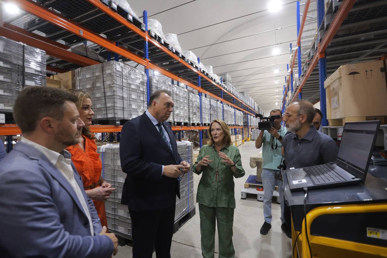 Visita del Consejero de Cultura a la nave de La Rinconada donde se encuentran depositadas las piezas del Museo Arqueológico