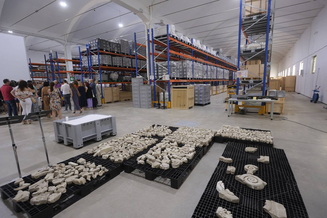 Visita del Consejero de Cultura a la nave de La Rinconada donde se encuentran depositadas las piezas del Museo Arqueológico