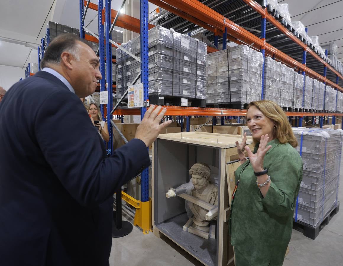 Visita del Consejero de Cultura a la nave de La Rinconada donde se encuentran depositadas las piezas del Museo Arqueológico