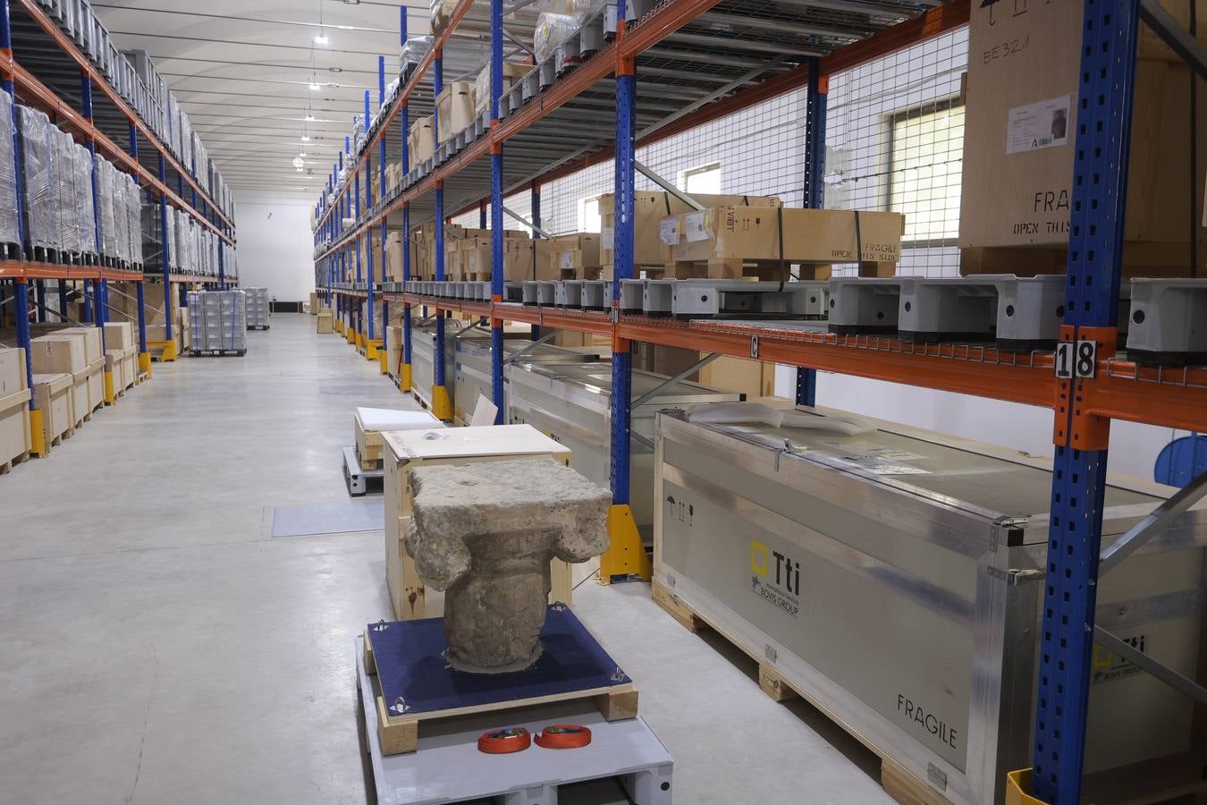 Visita del Consejero de Cultura a la nave de La Rinconada donde se encuentran depositadas las piezas del Museo Arqueológico