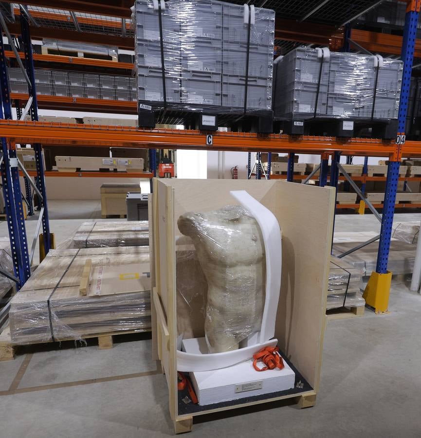 Visita del Consejero de Cultura a la nave de La Rinconada donde se encuentran depositadas las piezas del Museo Arqueológico