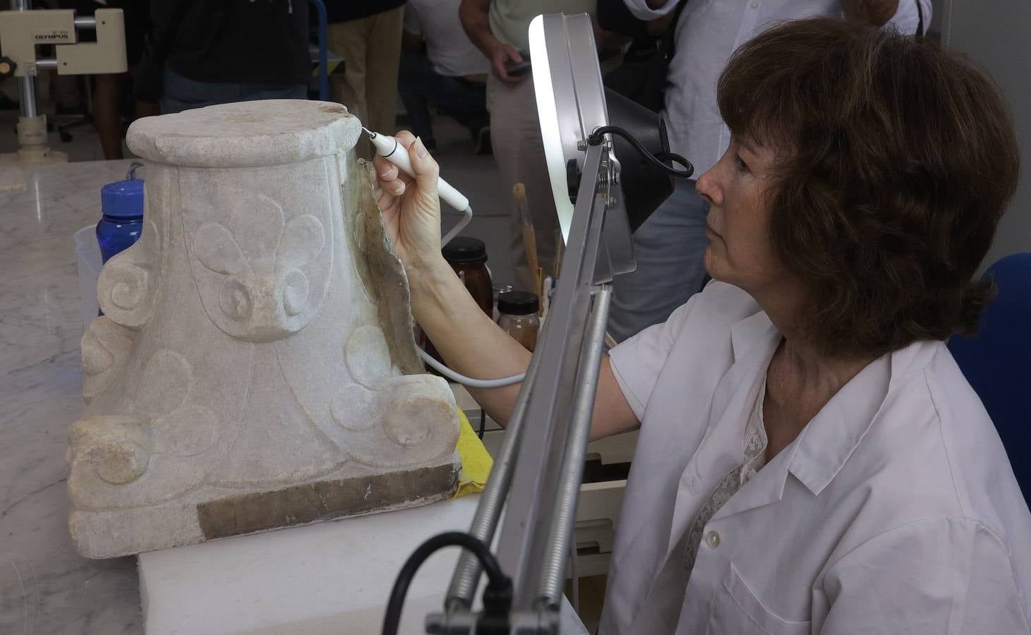 Visita del Consejero de Cultura a la nave de La Rinconada donde se encuentran depositadas las piezas del Museo Arqueológico