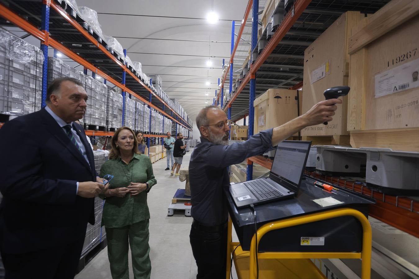 Visita del Consejero de Cultura a la nave de La Rinconada donde se encuentran depositadas las piezas del Museo Arqueológico