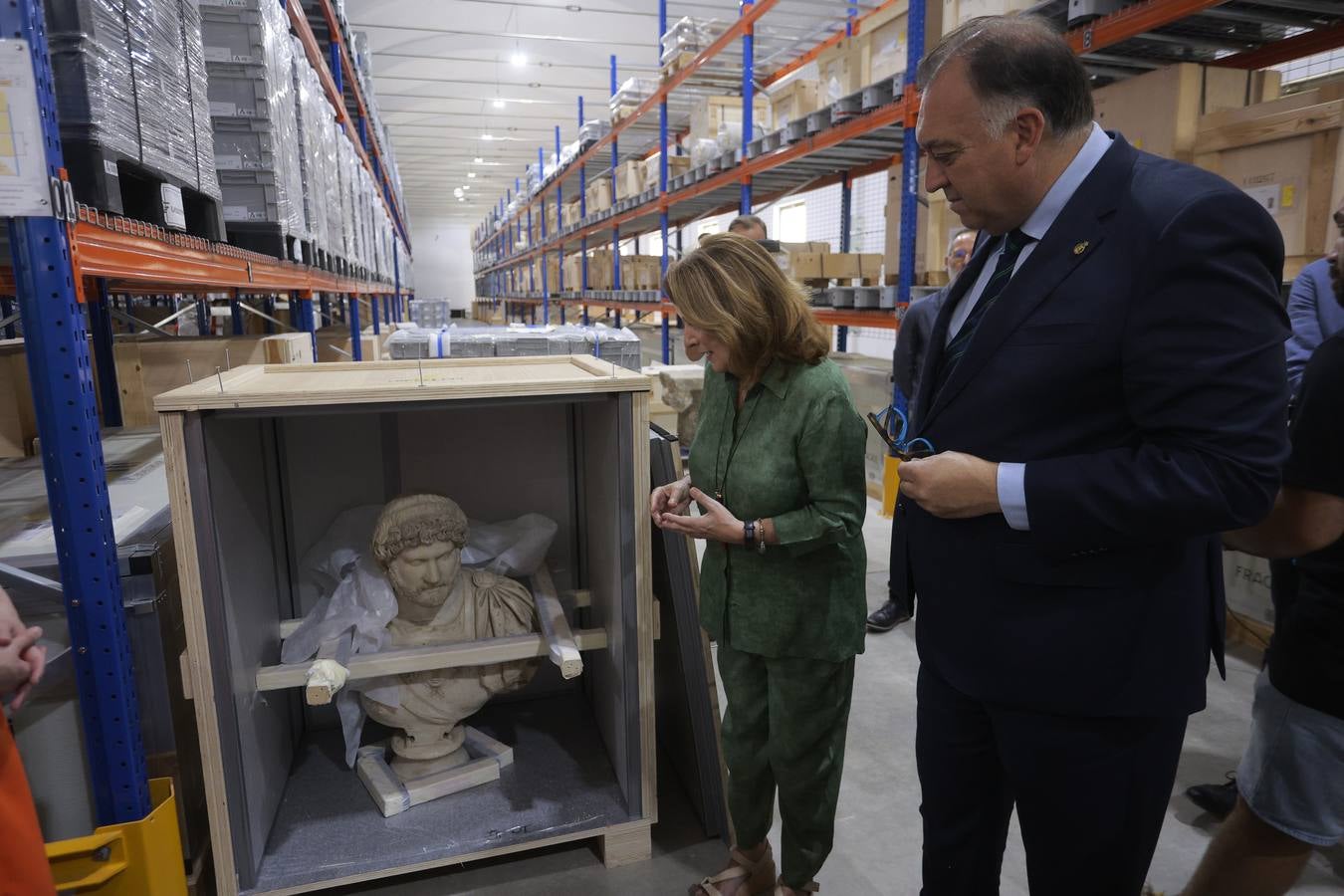 Visita del Consejero de Cultura a la nave de La Rinconada donde se encuentran depositadas las piezas del Museo Arqueológico