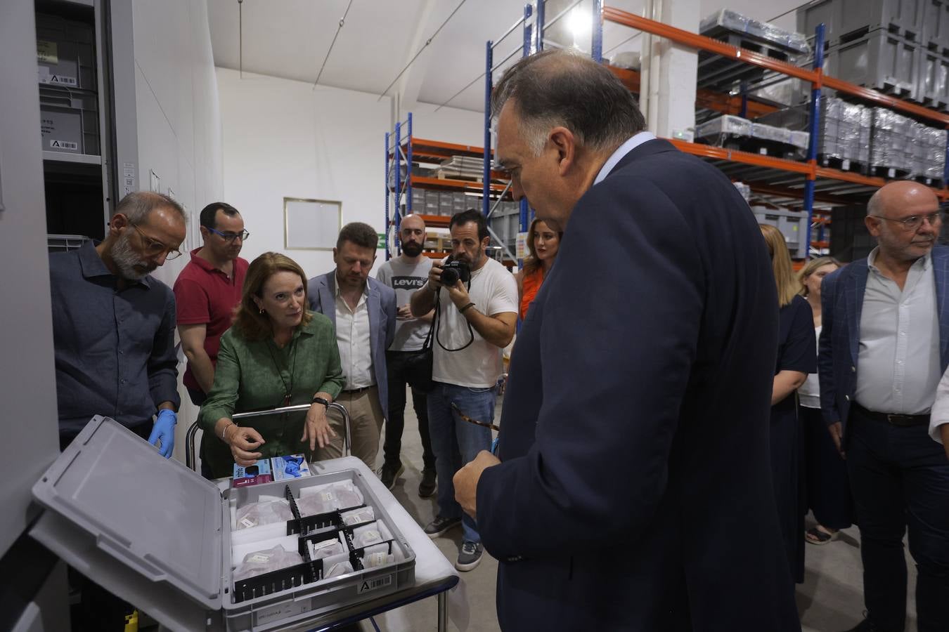 Visita del Consejero de Cultura a la nave de La Rinconada donde se encuentran depositadas las piezas del Museo Arqueológico