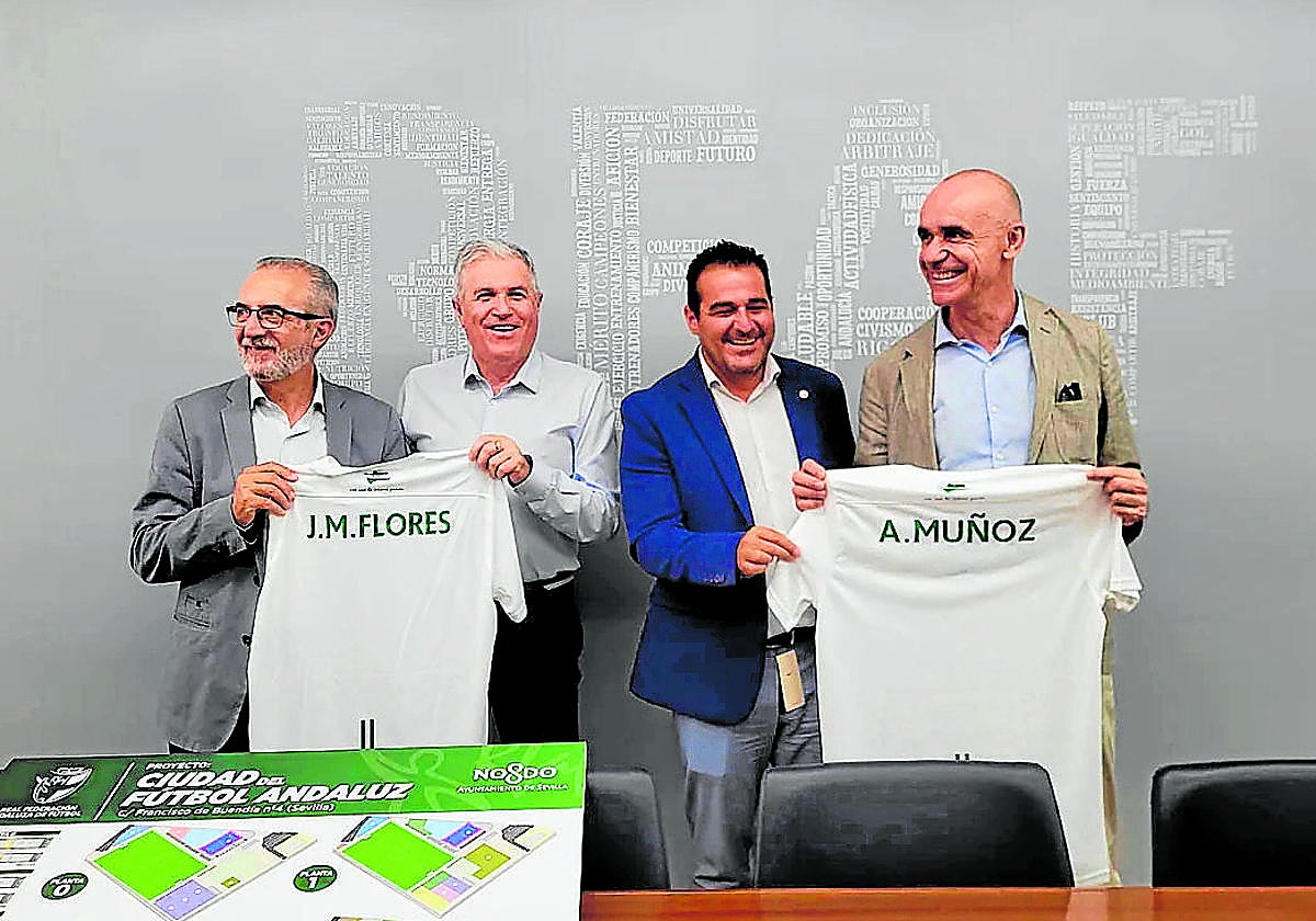 Antonio Muñoz y Juan Manuel Flores con la directiva de la RFAF en 2022