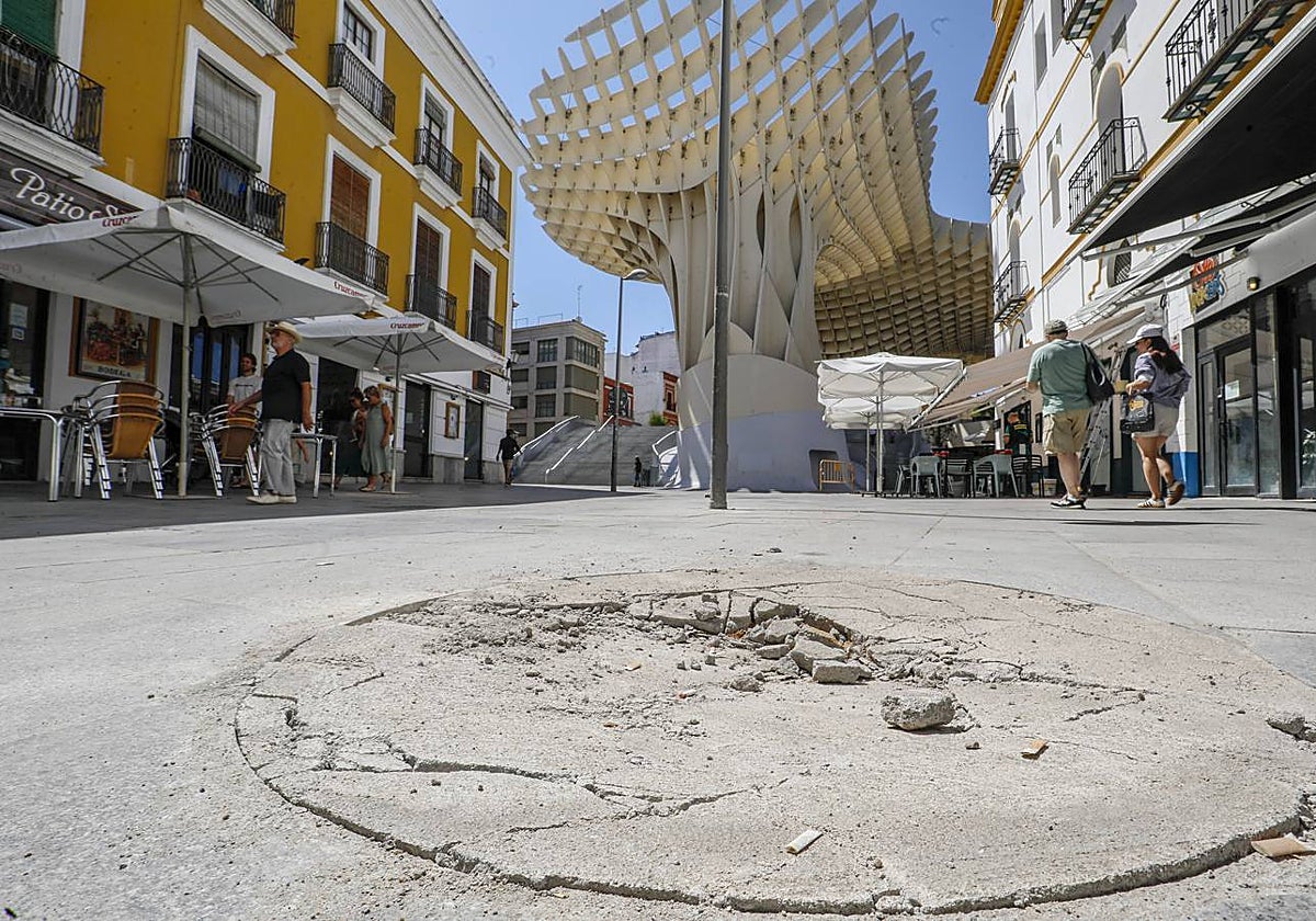 Estado de la calle tras la actuación de Urbanismo para eliminar los montículos