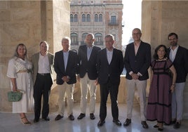 El alcalde de Sevilla muestra su adhesión a la hermandad del Cerro del Águila para que la Virgen de los Dolores sea patrona de su barrio