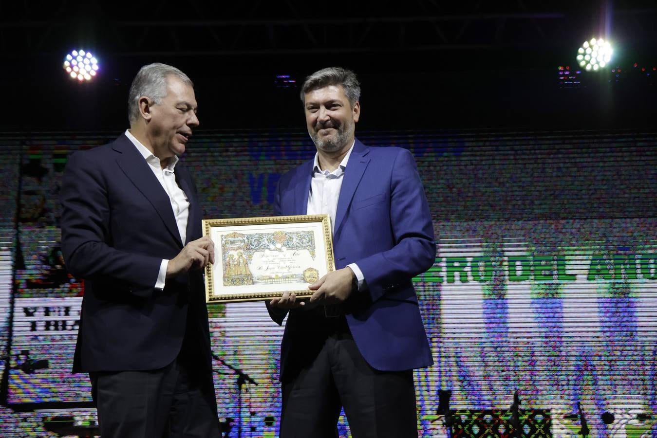 El alcalde, José Luis Sanz, entregó los galardones de la Velá de Santa Ana junto con otros representantes municipales. En la imagen, Julio Vera