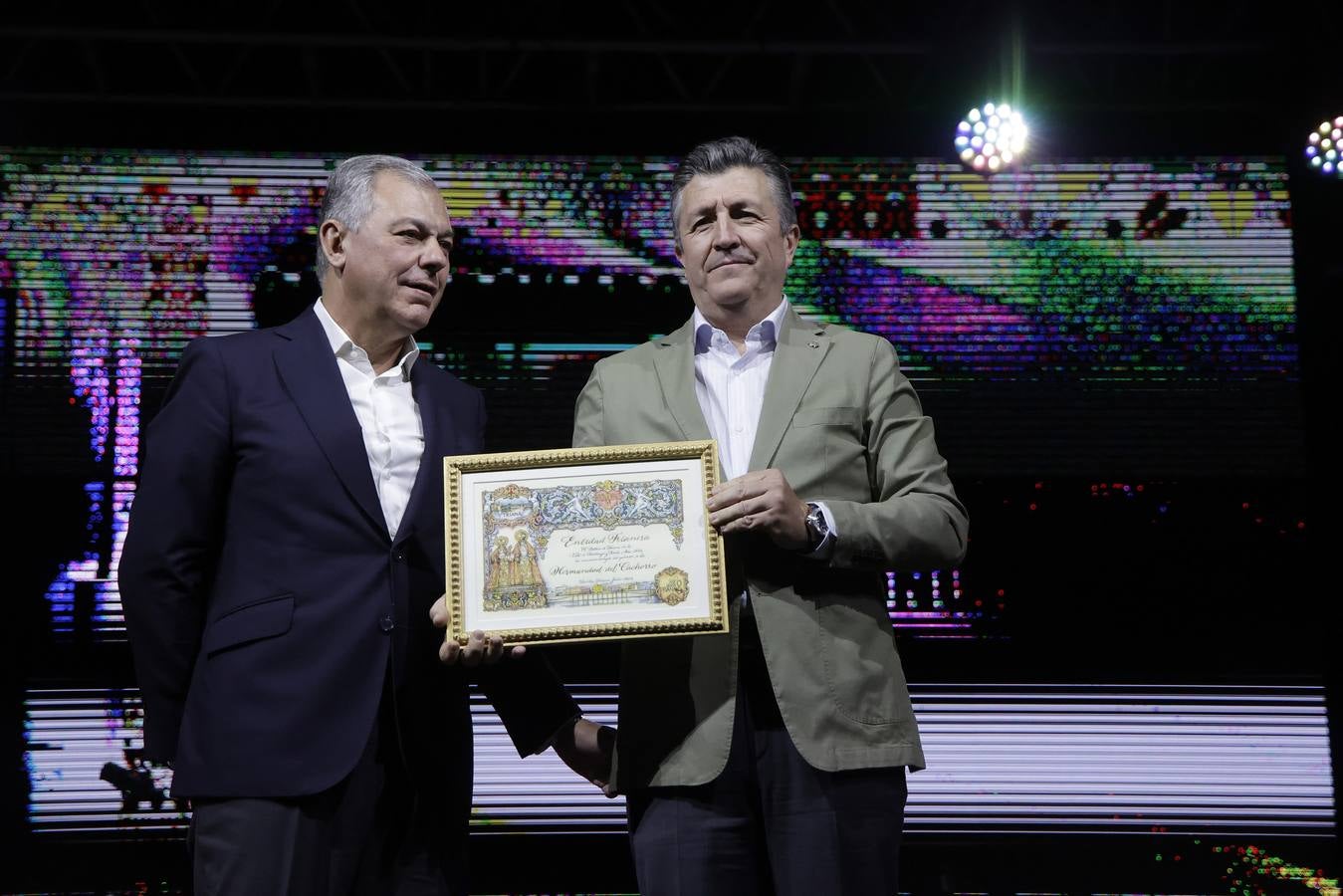 El alcalde, José Luis Sanz, entregó los galardones de la Velá de Santa Ana junto con otros representantes municipales. En la imagen, galardón a la hermandad del Cachorro