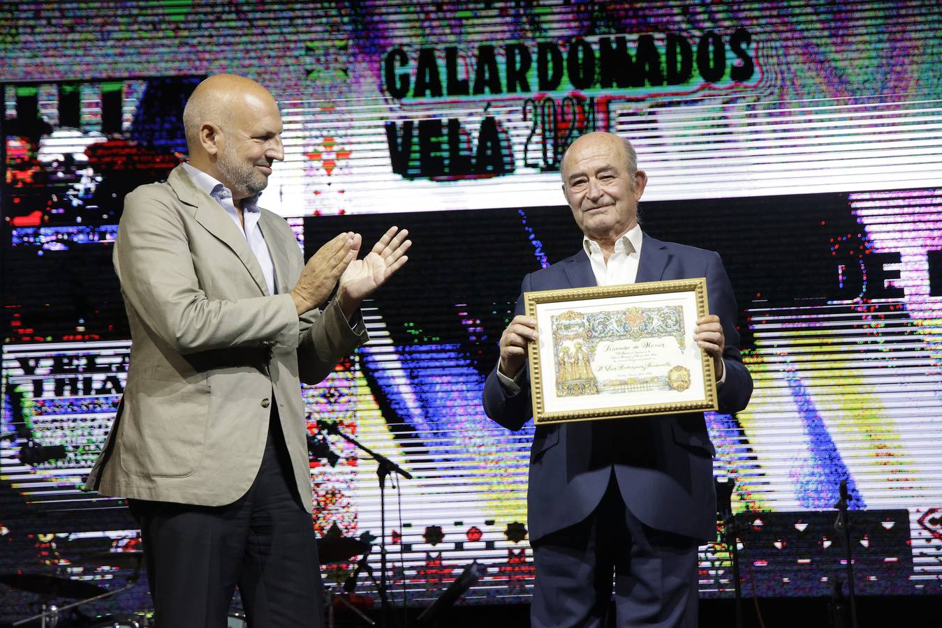 El alcalde, José Luis Sanz, entregó los galardones de la Velá de Santa Ana junto con otros representantes municipales. En la imagen, Luis Rodríguez