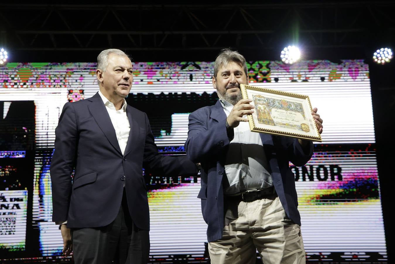 El alcalde, José Luis Sanz, entregó los galardones de la Velá de Santa Ana junto con otros representantes municipales. En la imagen,  Emilio Vara