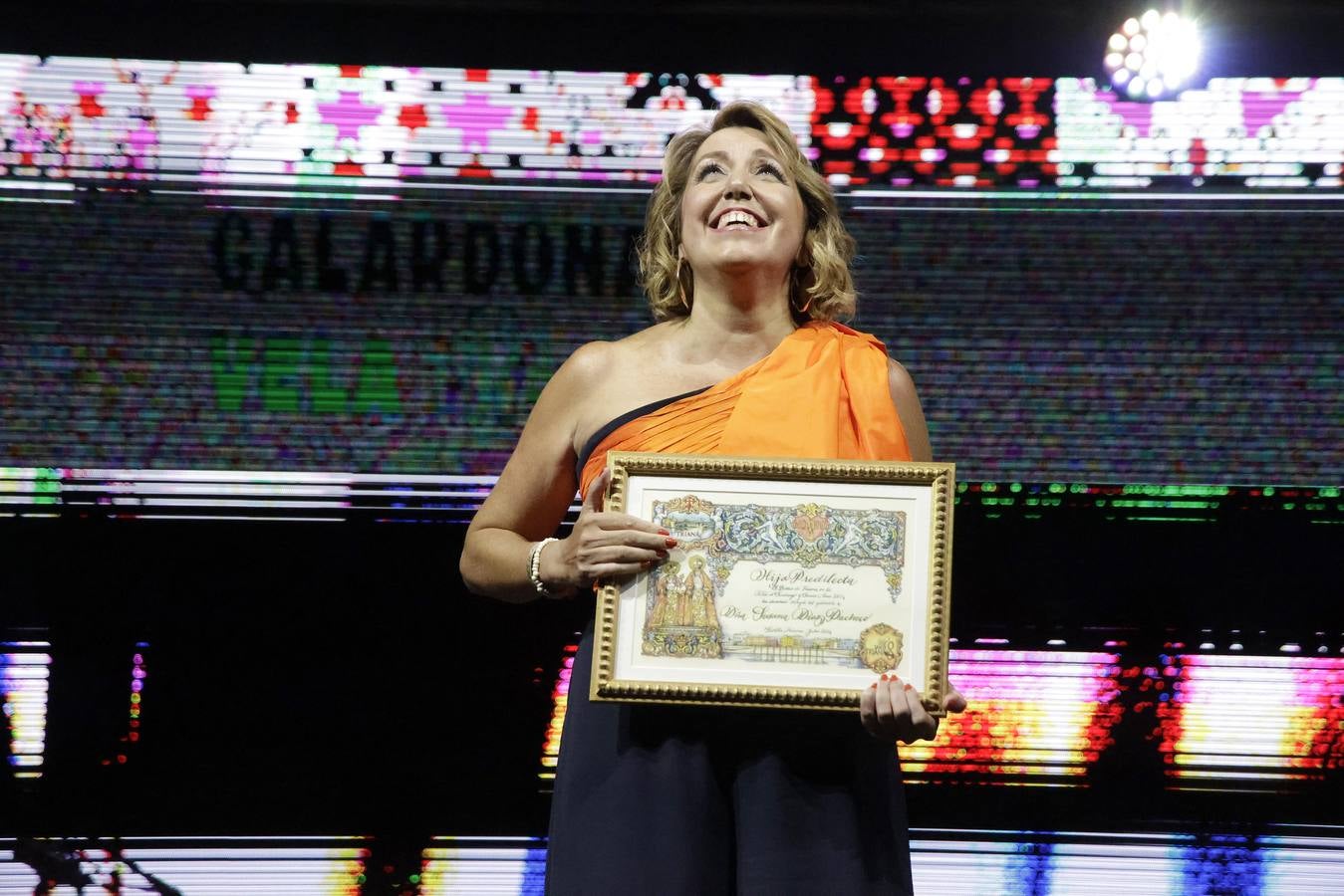 El alcalde, José Luis Sanz, entregó los galardones de la Velá de Santa Ana junto con otros representantes municipales. En la imagen, Susana Díaz