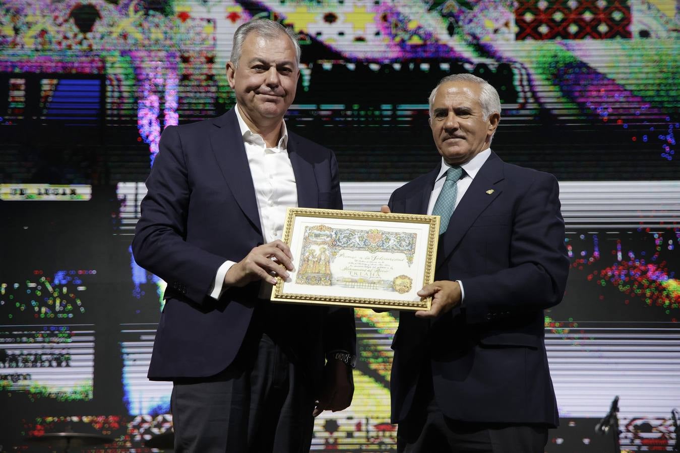 El alcalde, José Luis Sanz, entregó los galardones de la Velá de Santa Ana junto con otros representantes municipales. En la imagen, galardón a Rocío Triana