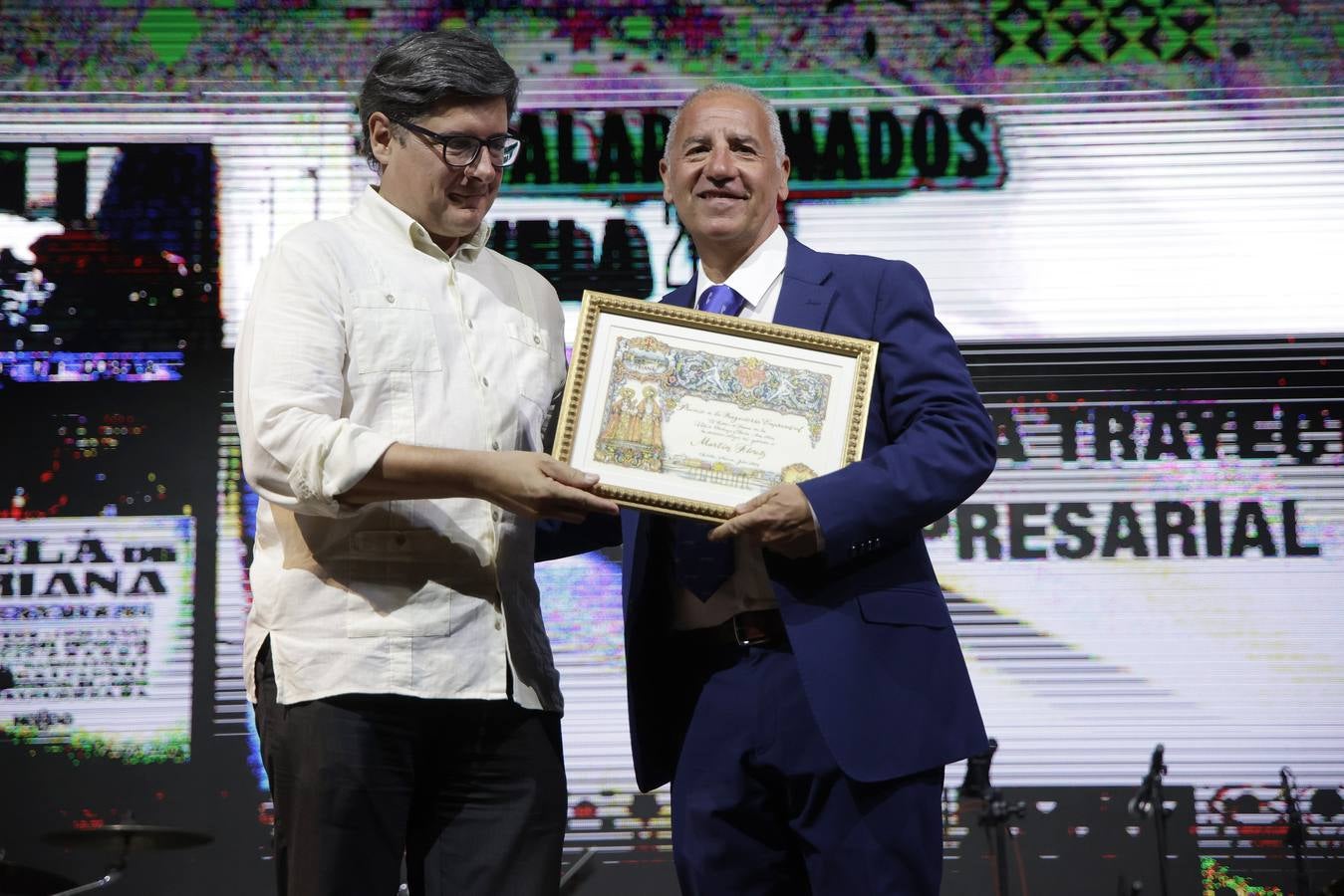 El alcalde, José Luis Sanz, entregó los galardones de la Velá de Santa Ana junto con otros representantes municipales. En la imagen, Martín Flores